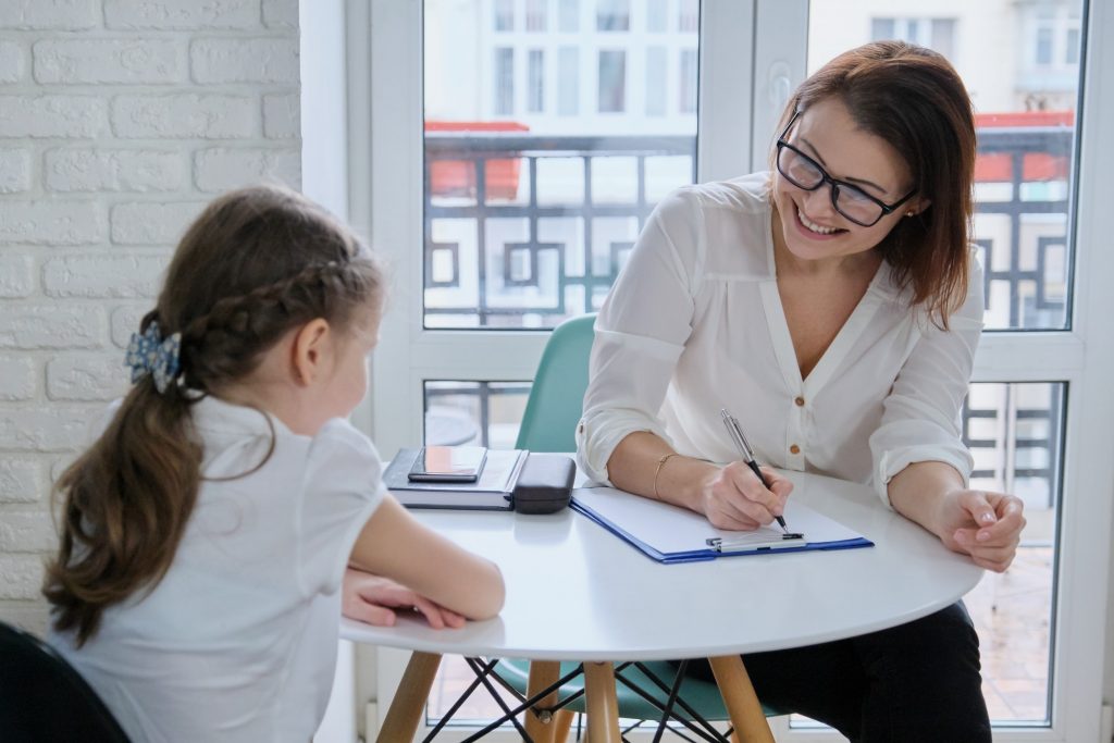 Communication session of school psychologist and girl child